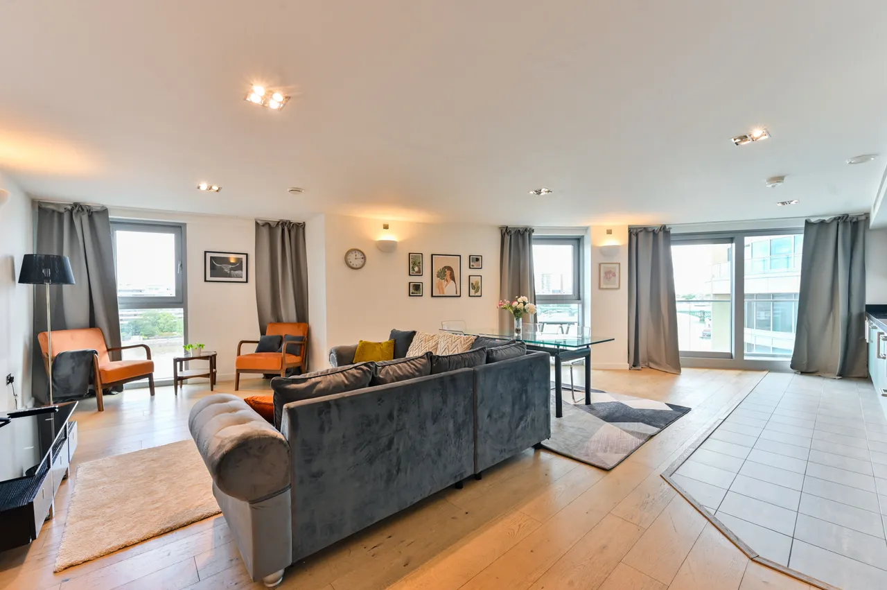 2 bed flat to rent — 47 Vicentia Court, Bridges Court Road, London