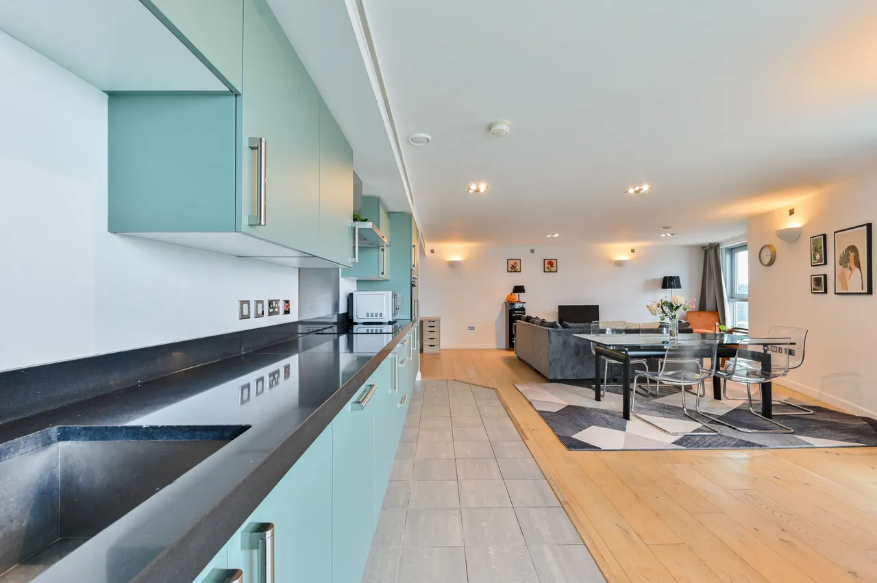 47 Vicentia Court, Bridges Court Road, London, photo 4