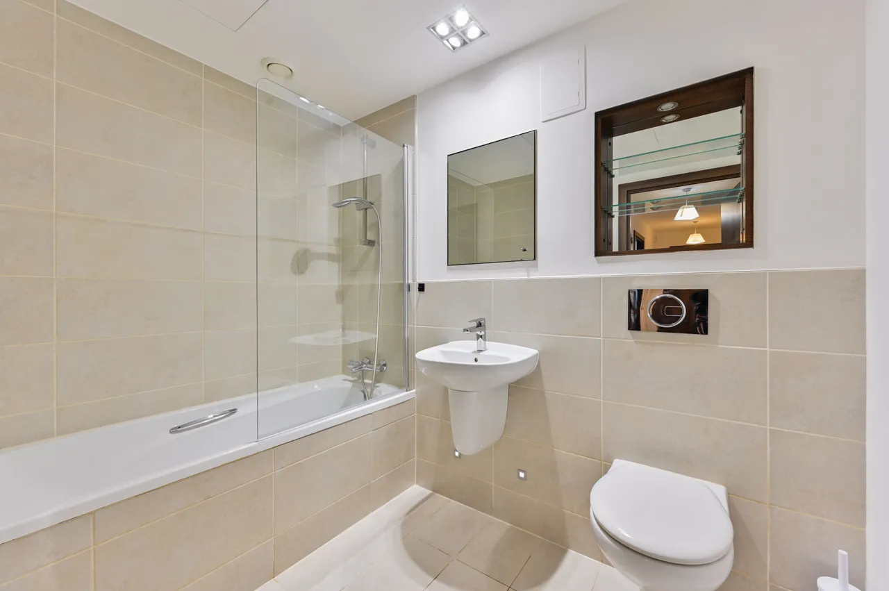 47 Vicentia Court, Bridges Court Road, London, photo 9