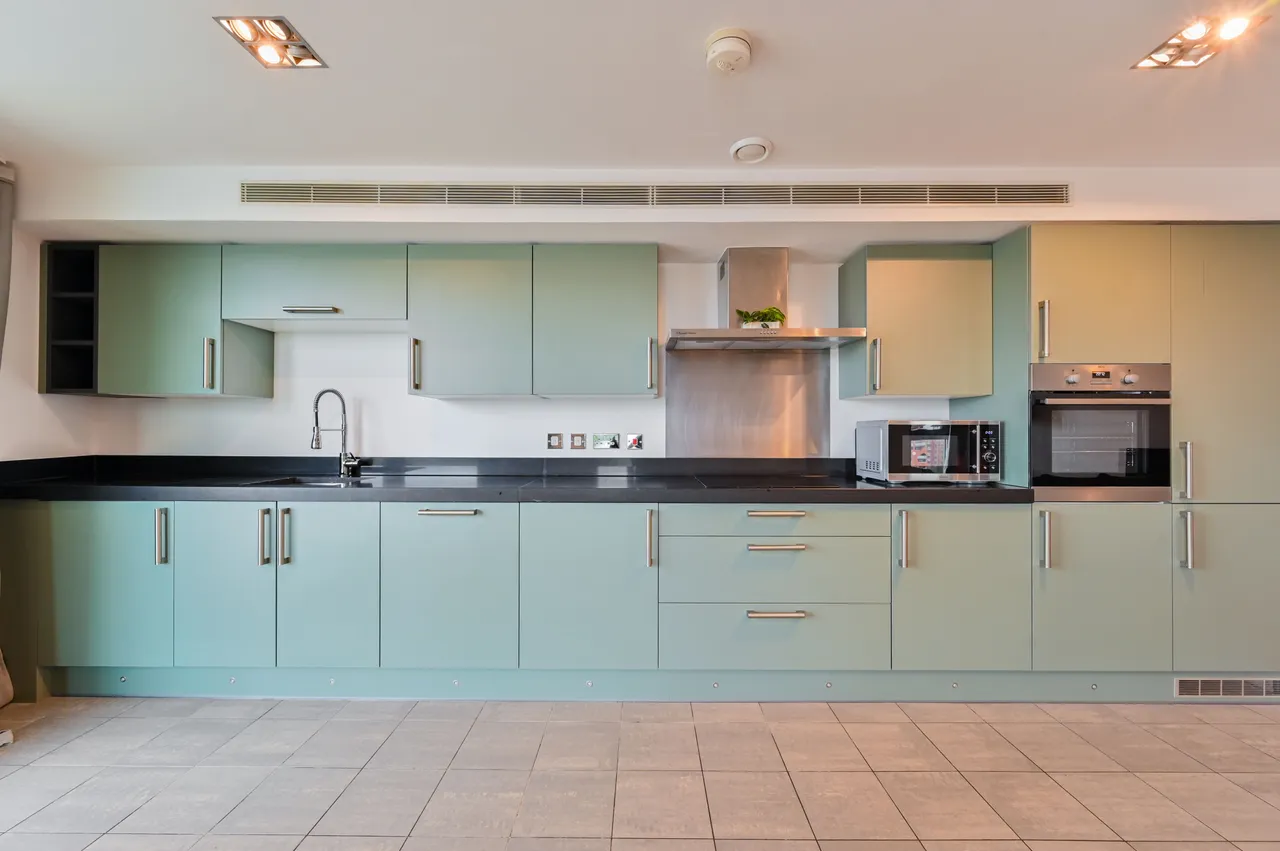 47 Vicentia Court, Bridges Court Road, London, photo 5