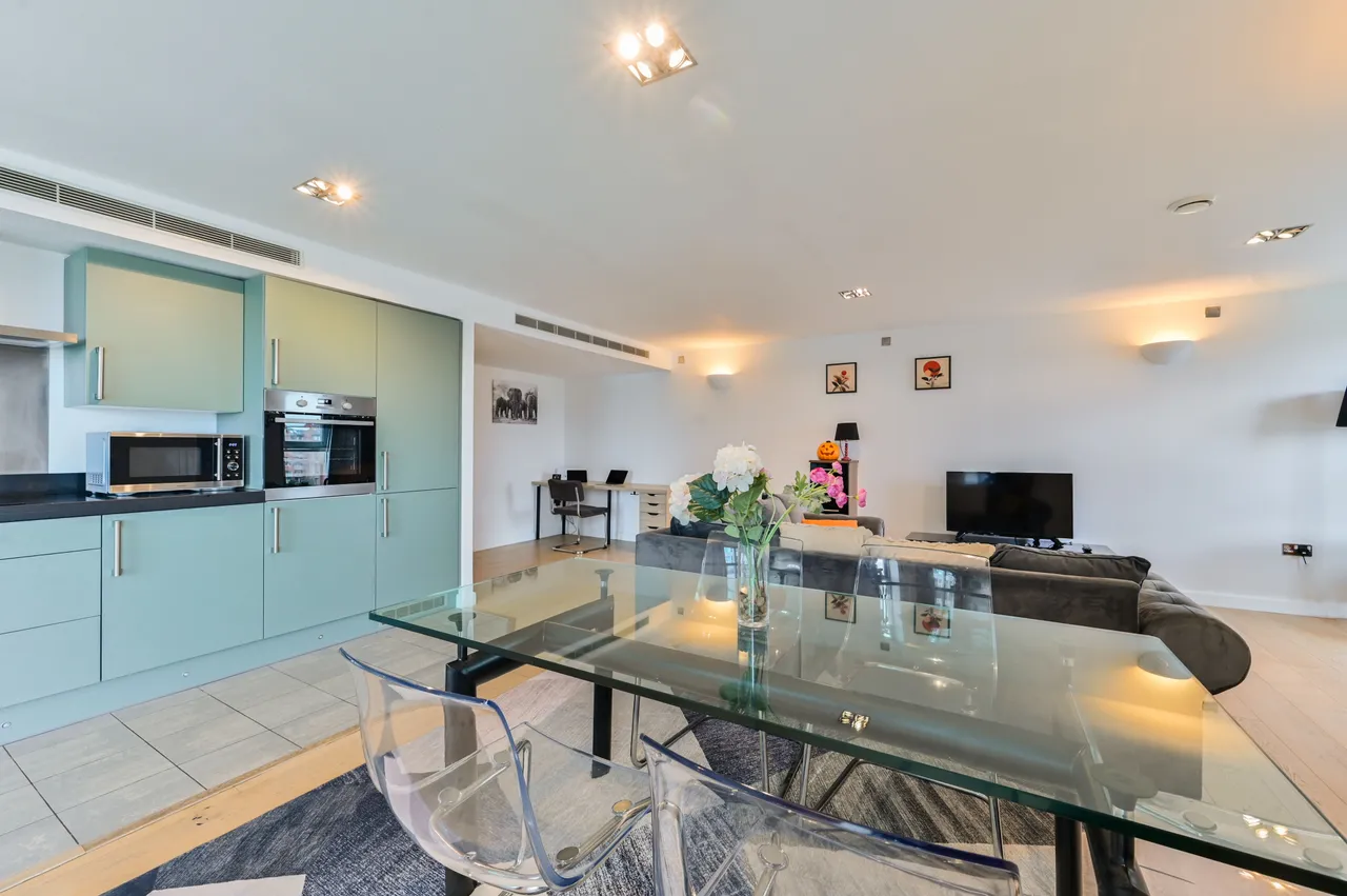 47 Vicentia Court, Bridges Court Road, London, photo 3