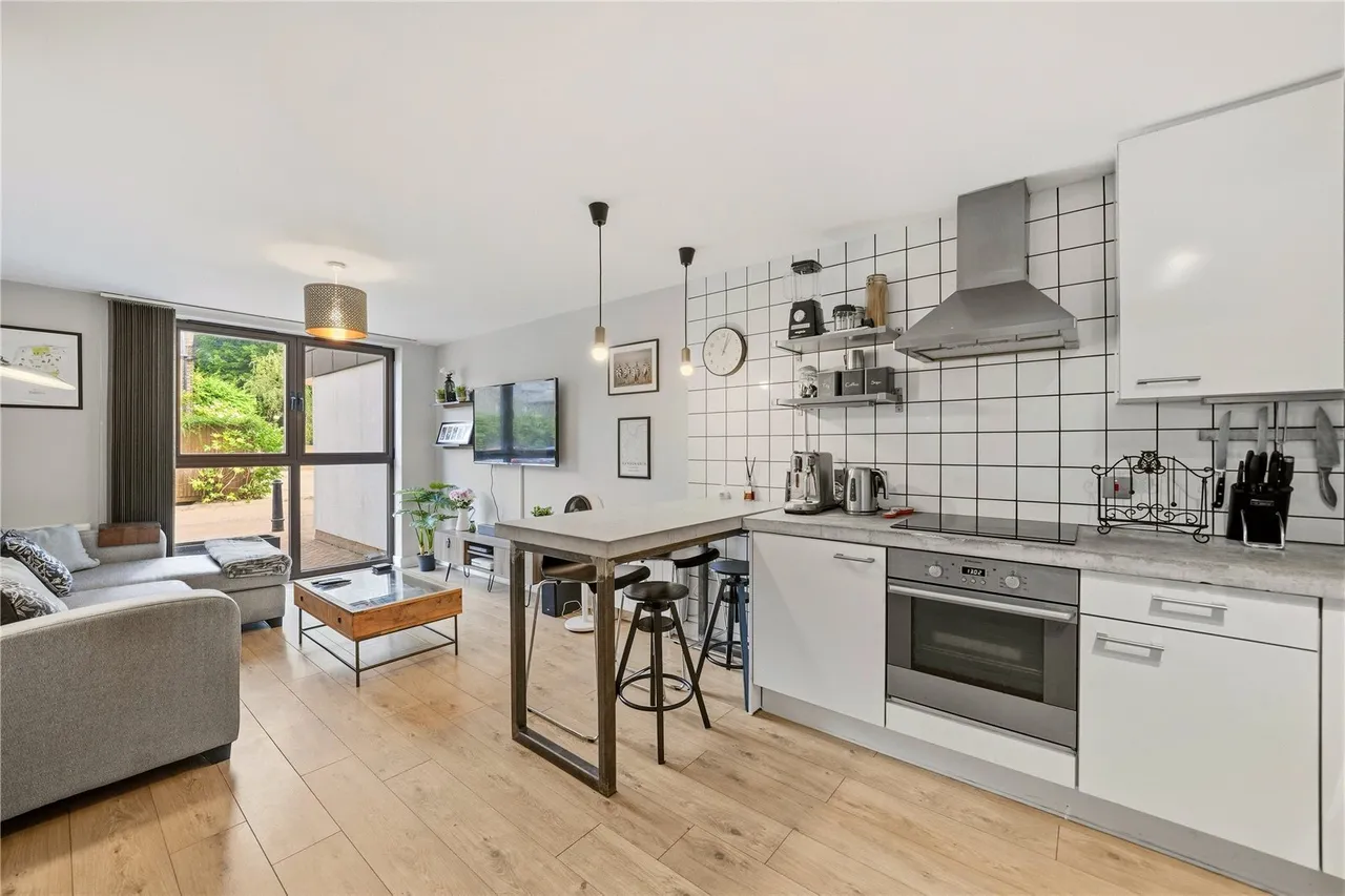 2 bed flat for sale, Petergate, London, SW11