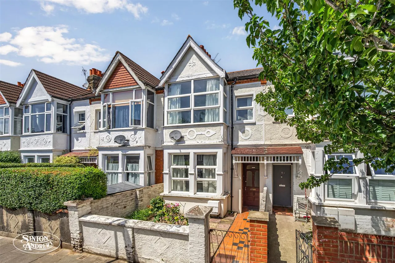 3 bed house for sale, Leighton Road, Northfields