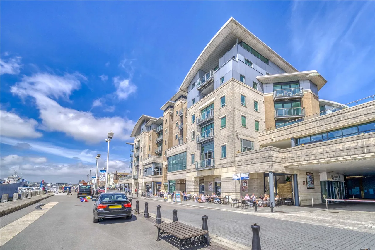 3 bed flat for sale — The Quay, Poole, BH15