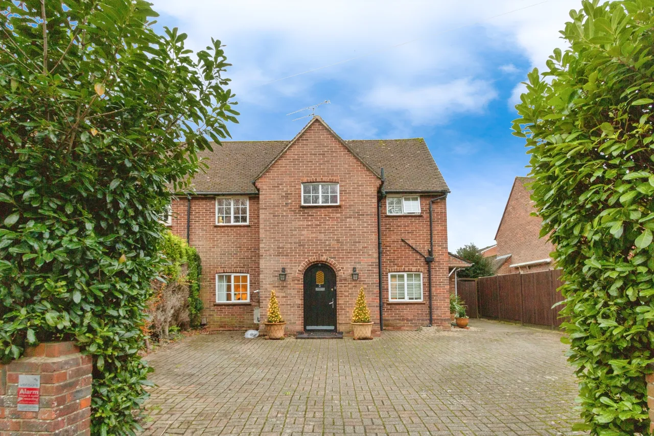 5 bed house for sale, Shaftesbury Road, Woking, GU24