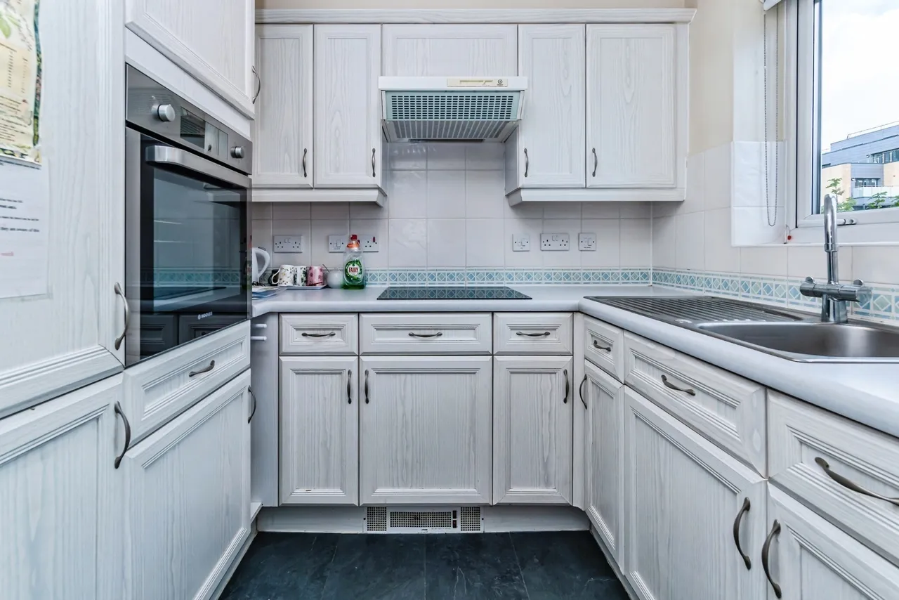 Pegasus Court, Stafford Road, Caterham, Surrey, CR3, photo 6