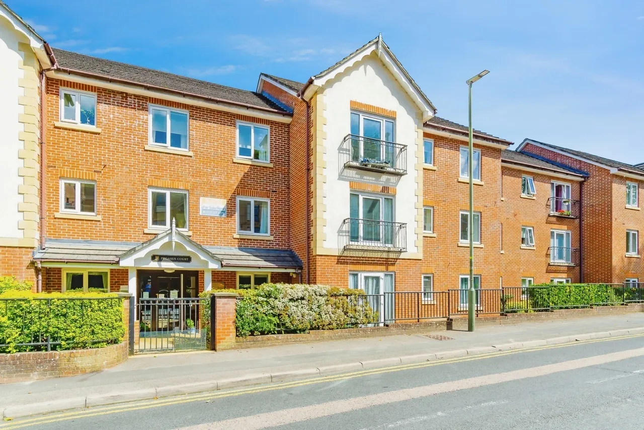 2 bed flat for sale — Pegasus Court, Stafford Road, Caterham, Surrey, CR3