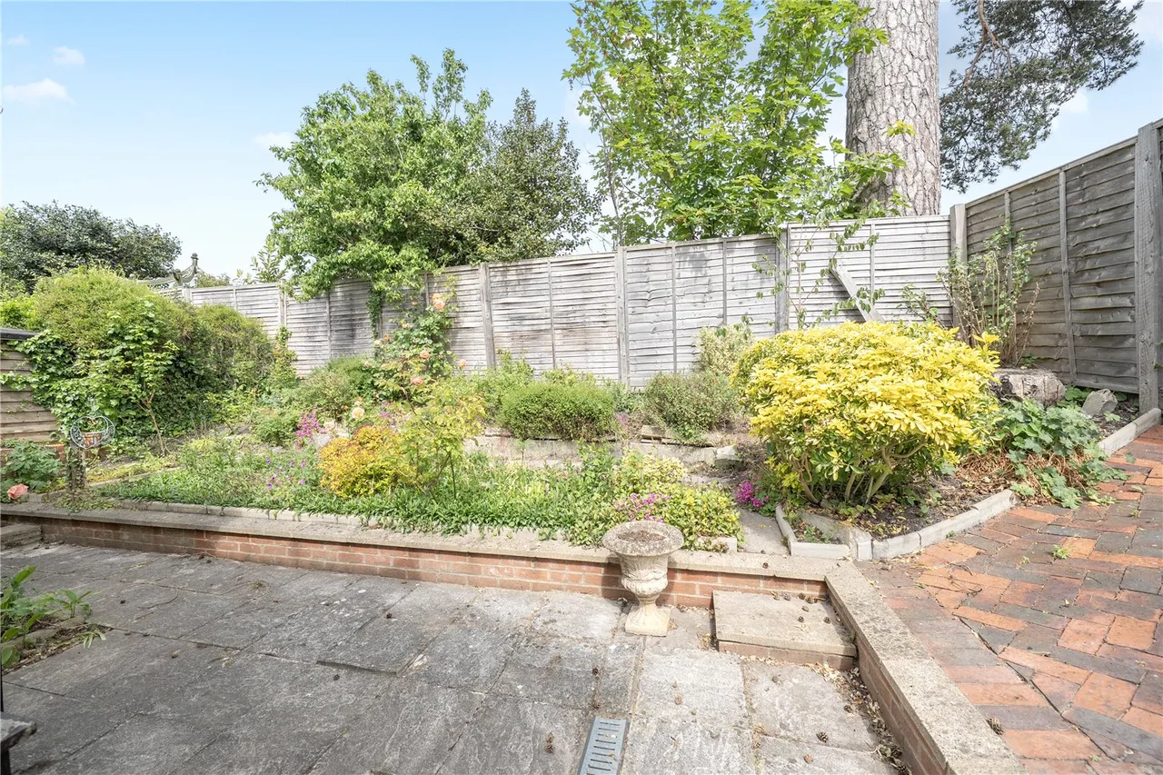 Hartford Court, Hartley Wintney, Hook, Hampshire, RG27 8PQ, photo 11