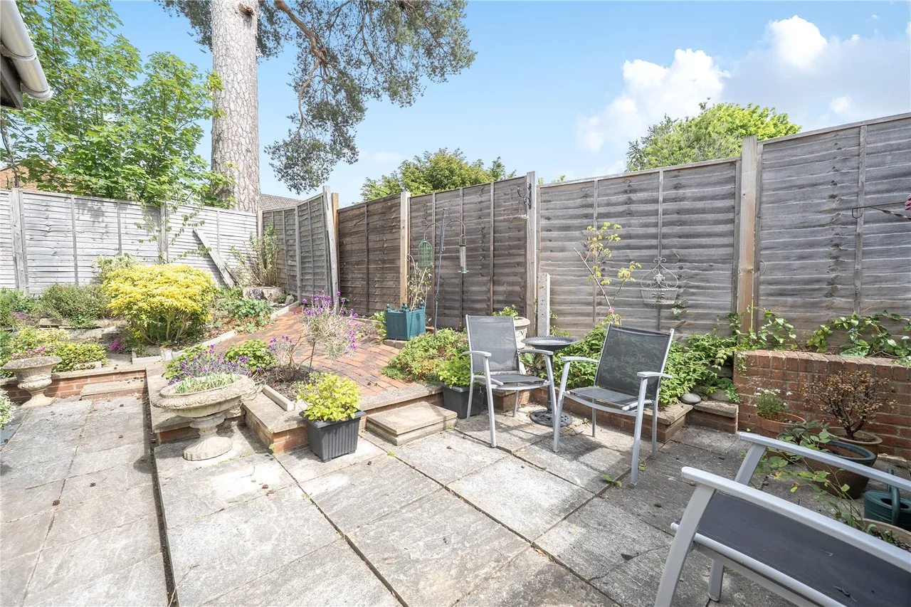 Hartford Court, Hartley Wintney, Hook, Hampshire, RG27 8PQ, photo 12