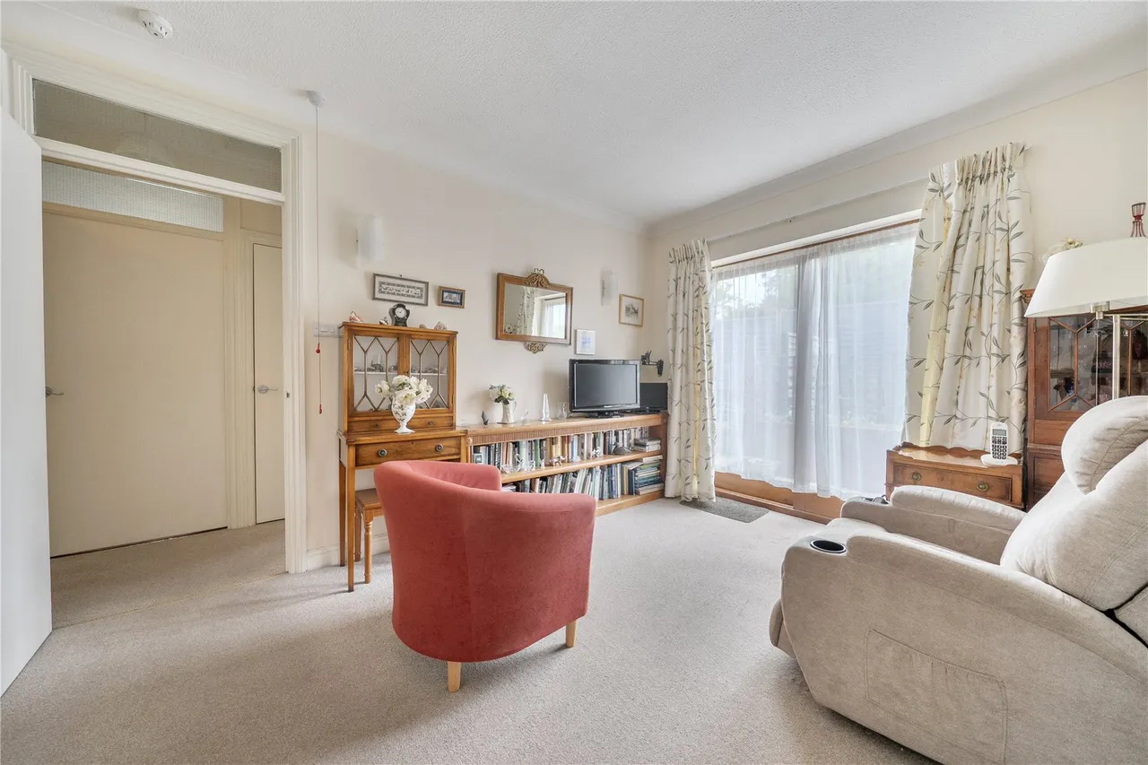 Hartford Court, Hartley Wintney, Hook, Hampshire, RG27 8PQ, photo 4
