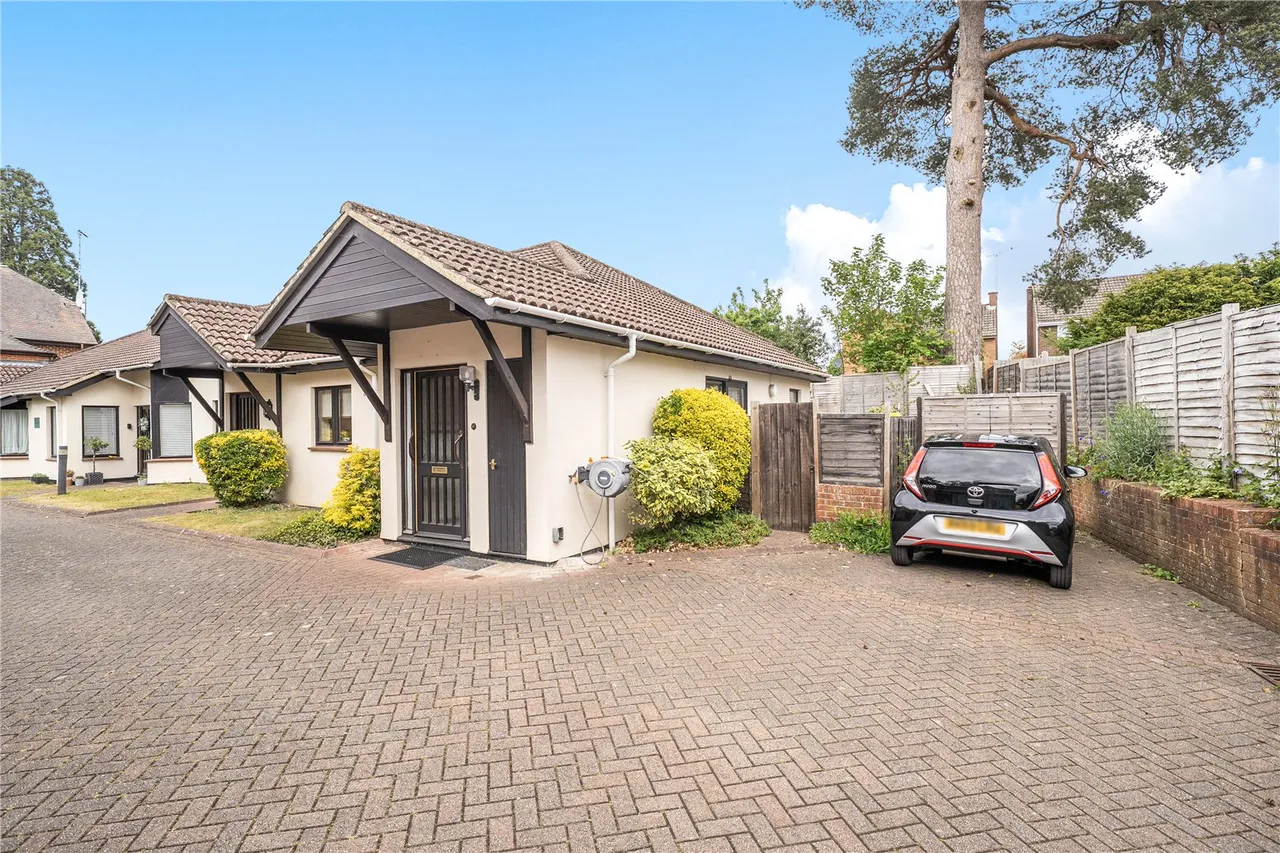 2 bed house for sale — Hartford Court, Hartley Wintney, Hook, Hampshire, RG27 8PQ