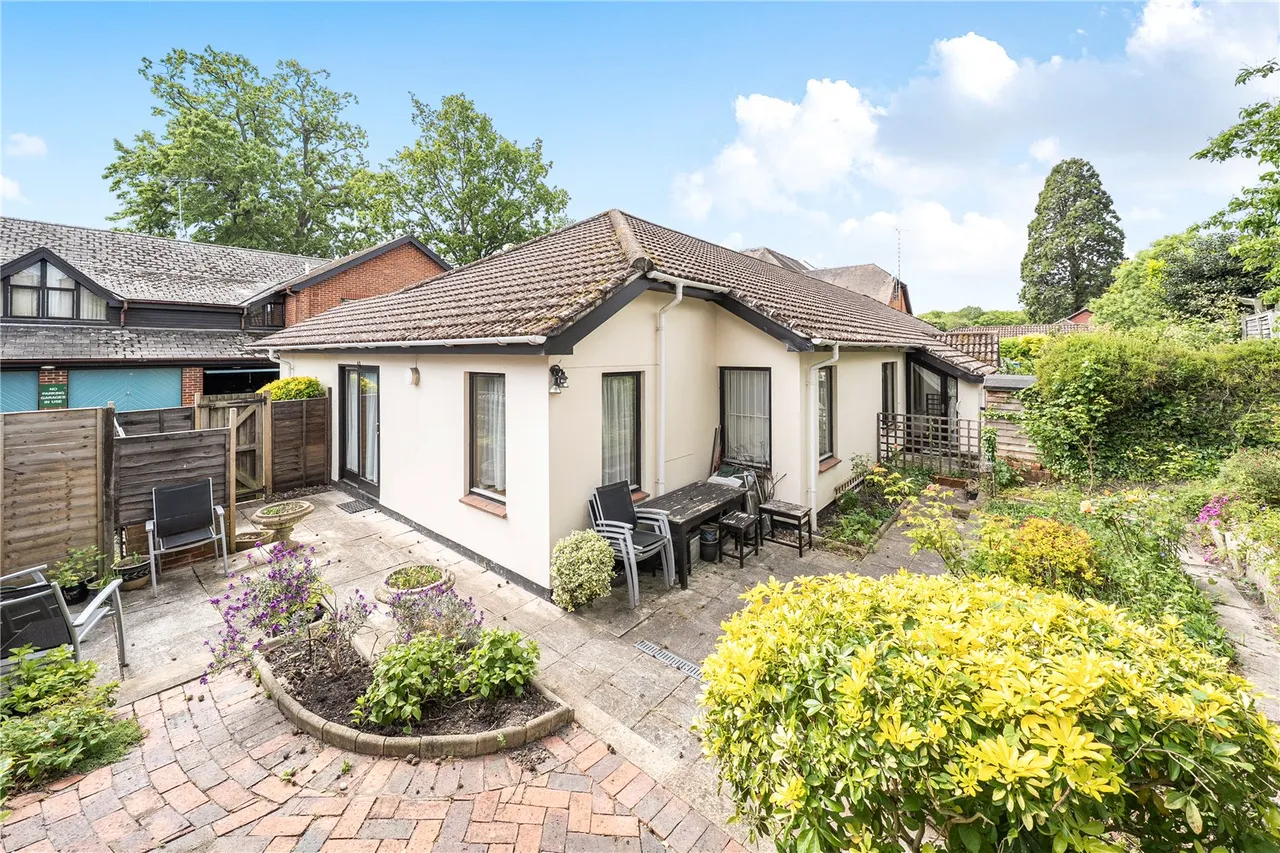 Hartford Court, Hartley Wintney, Hook, Hampshire, RG27 8PQ, photo 13