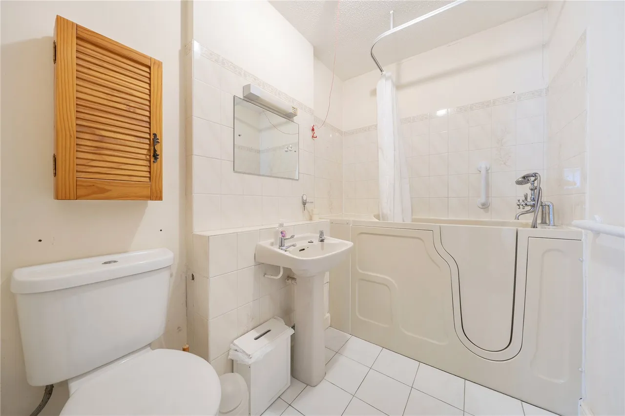 Hartford Court, Hartley Wintney, Hook, Hampshire, RG27 8PQ, photo 10