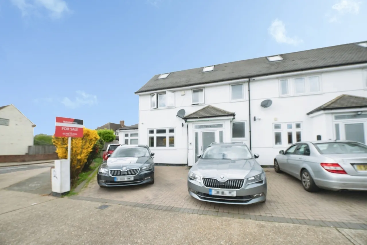 4 bed house for sale — Cross Road, Mawneys, Romford, RM7