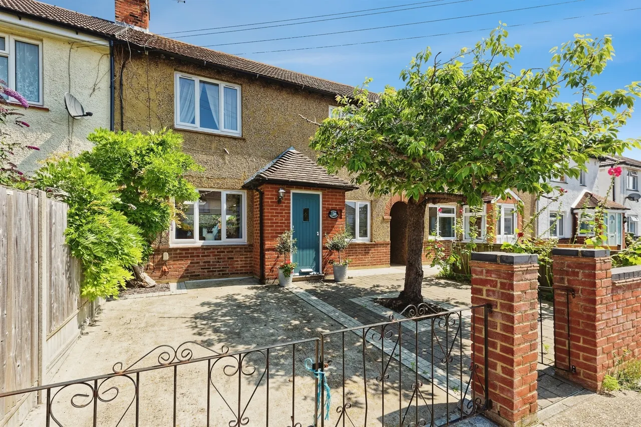 3 bed house for sale — Broomfield Road, Faversham