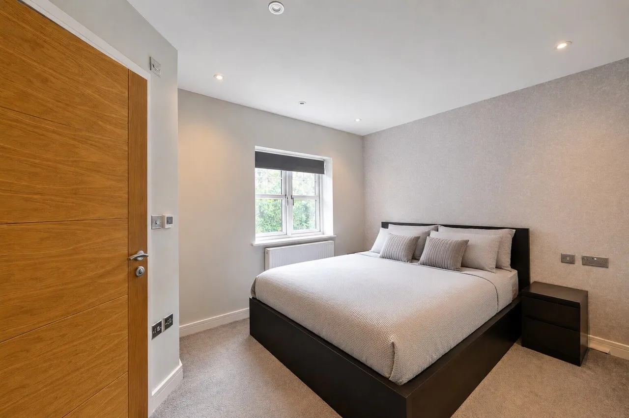2 Forbury Close, Knaphill, Woking, photo 5