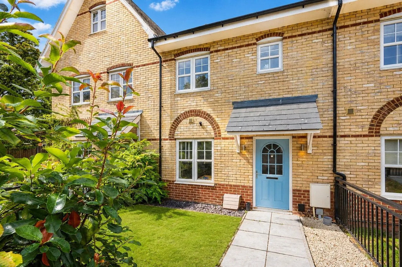3 bed house for sale — 2 Forbury Close, Knaphill, Woking