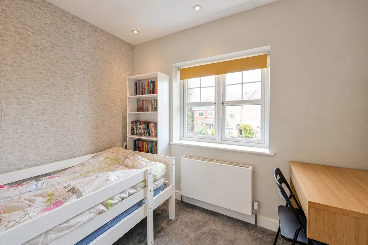2 Forbury Close, Knaphill, Woking, photo 11
