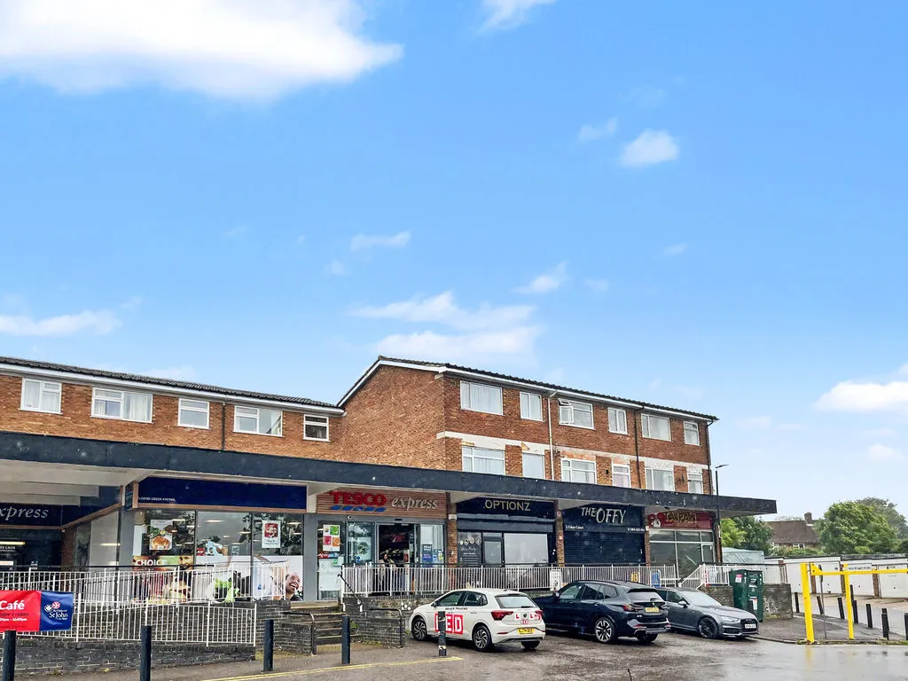 3 bed flat for sale — Plomer Green Avenue, Downley HP13 5UW