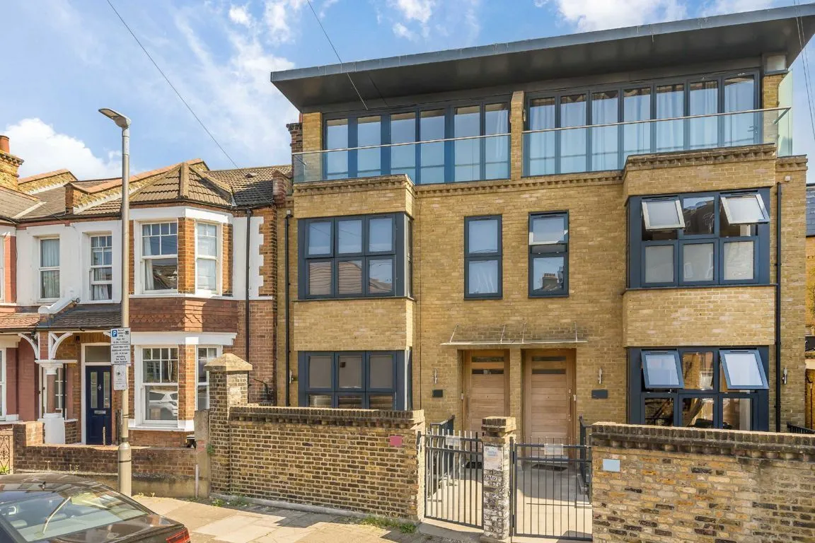 4 bed property to rent, Freshford Street, SW18