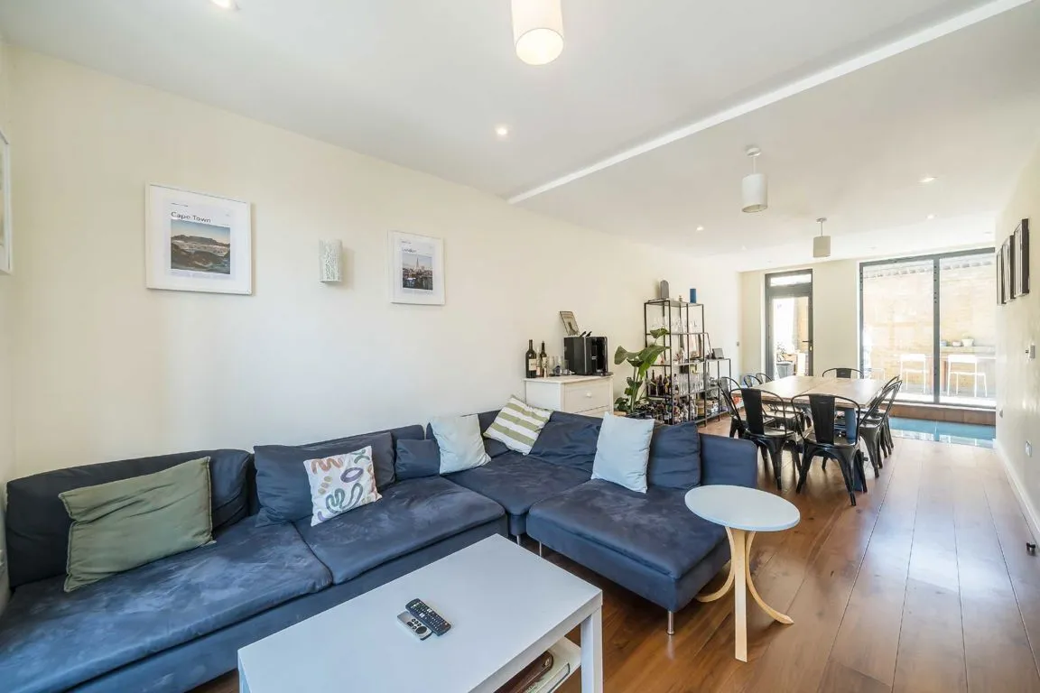 Freshford Street, SW18, photo 2