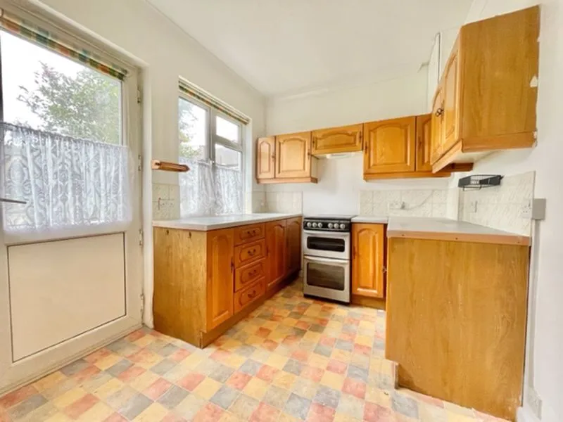 Beresford Gardens, Enfield EN1 1NL, photo 3