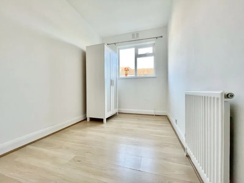 Beresford Gardens, Enfield EN1 1NL, photo 7