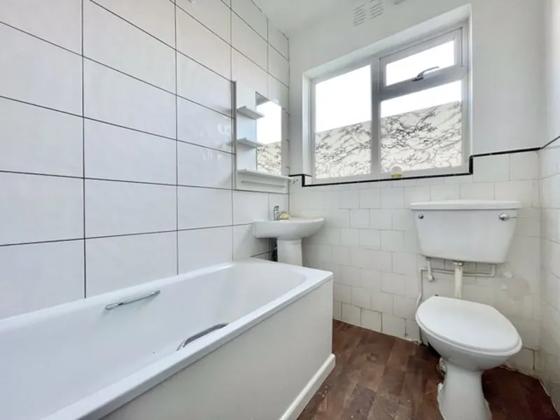 Beresford Gardens, Enfield EN1 1NL, photo 6
