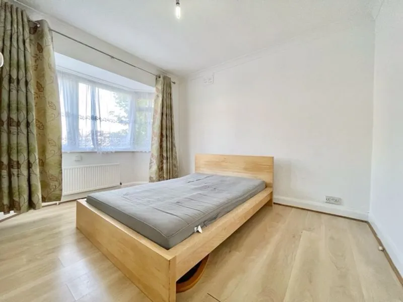 Beresford Gardens, Enfield EN1 1NL, photo 5