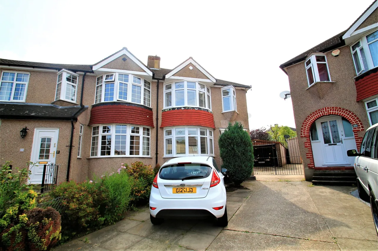 3 bed house for sale — Waltham Close, Dartford