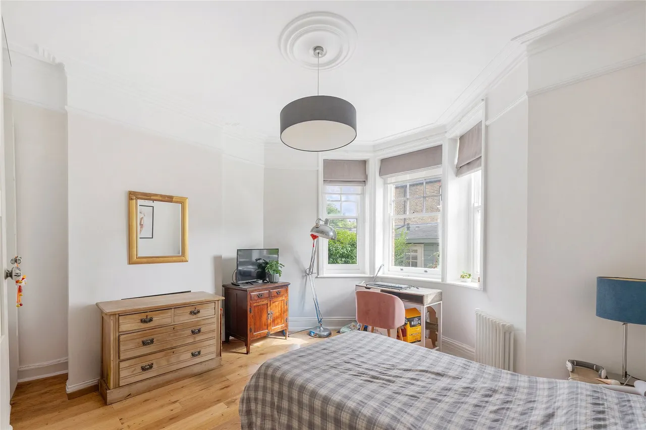 Chiswick High Road, London, W4, photo 6