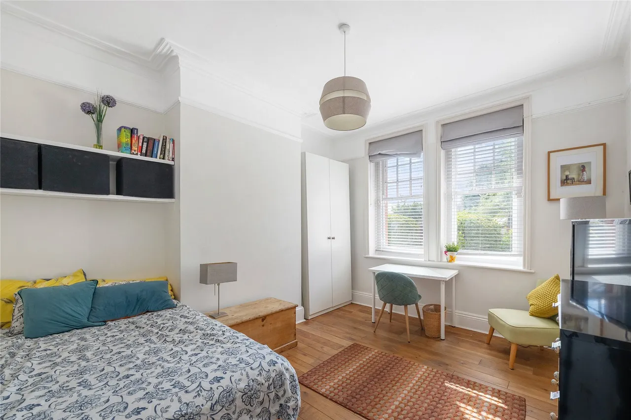 Chiswick High Road, London, W4, photo 4