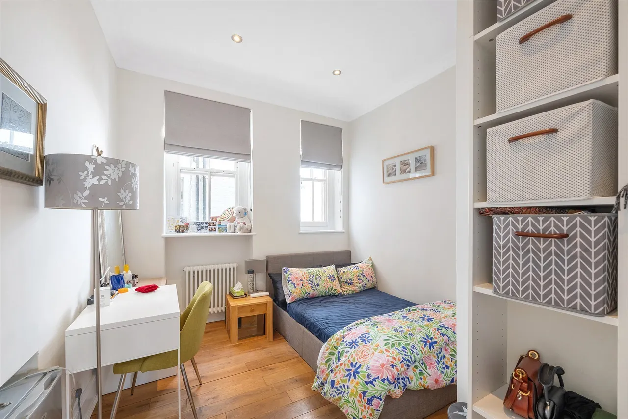 Chiswick High Road, London, W4, photo 5