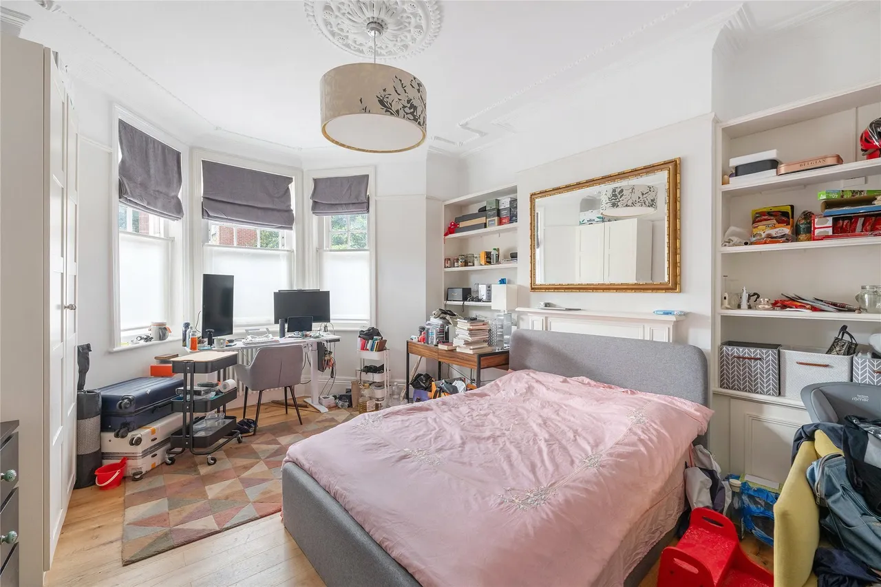 Chiswick High Road, London, W4, photo 8