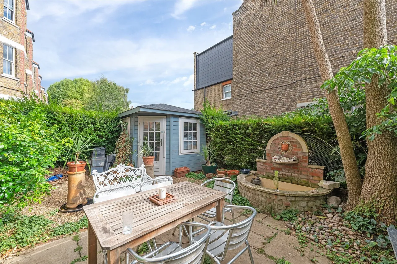 Chiswick High Road, London, W4, photo 12