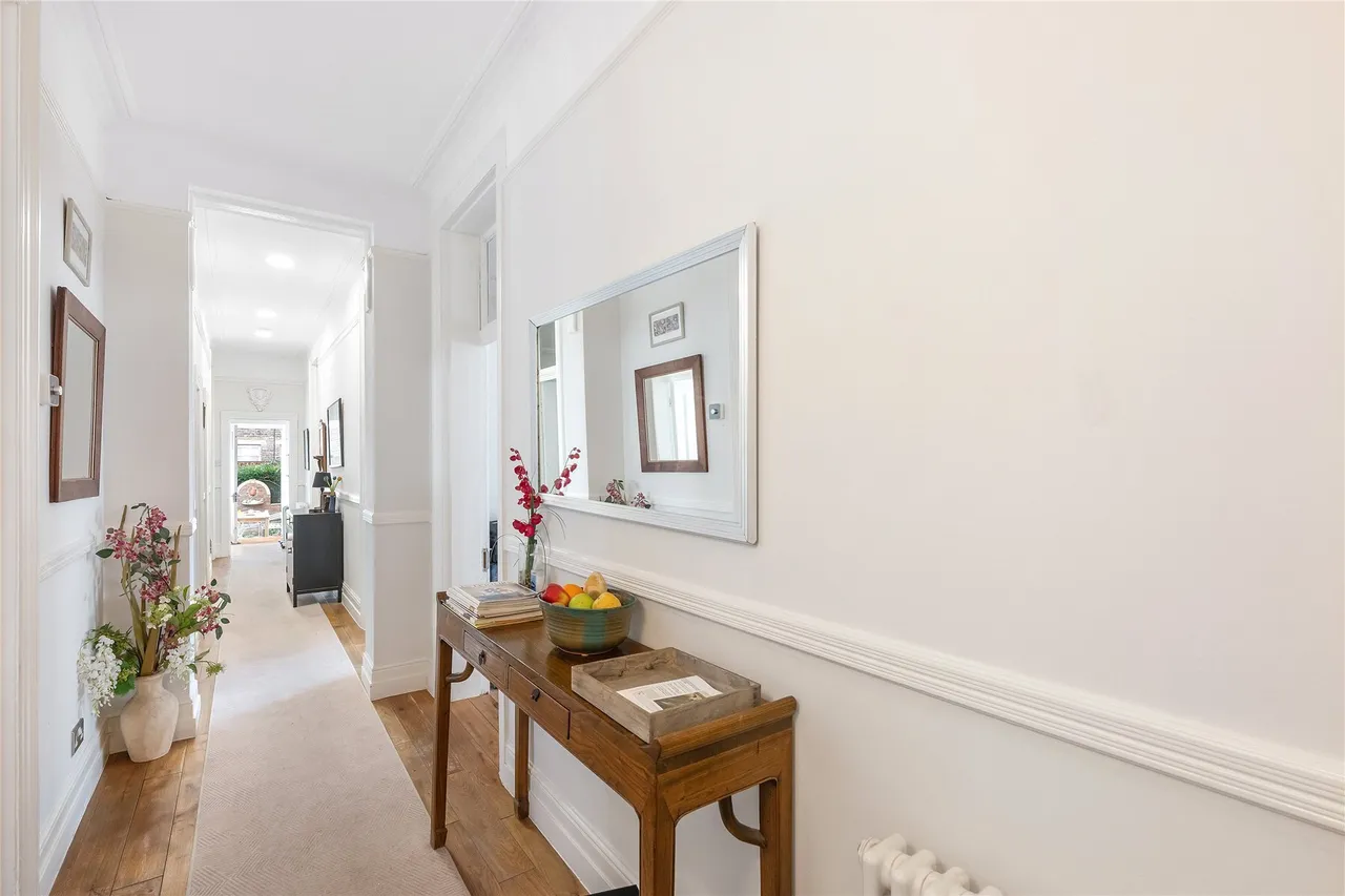 Chiswick High Road, London, W4, photo 11