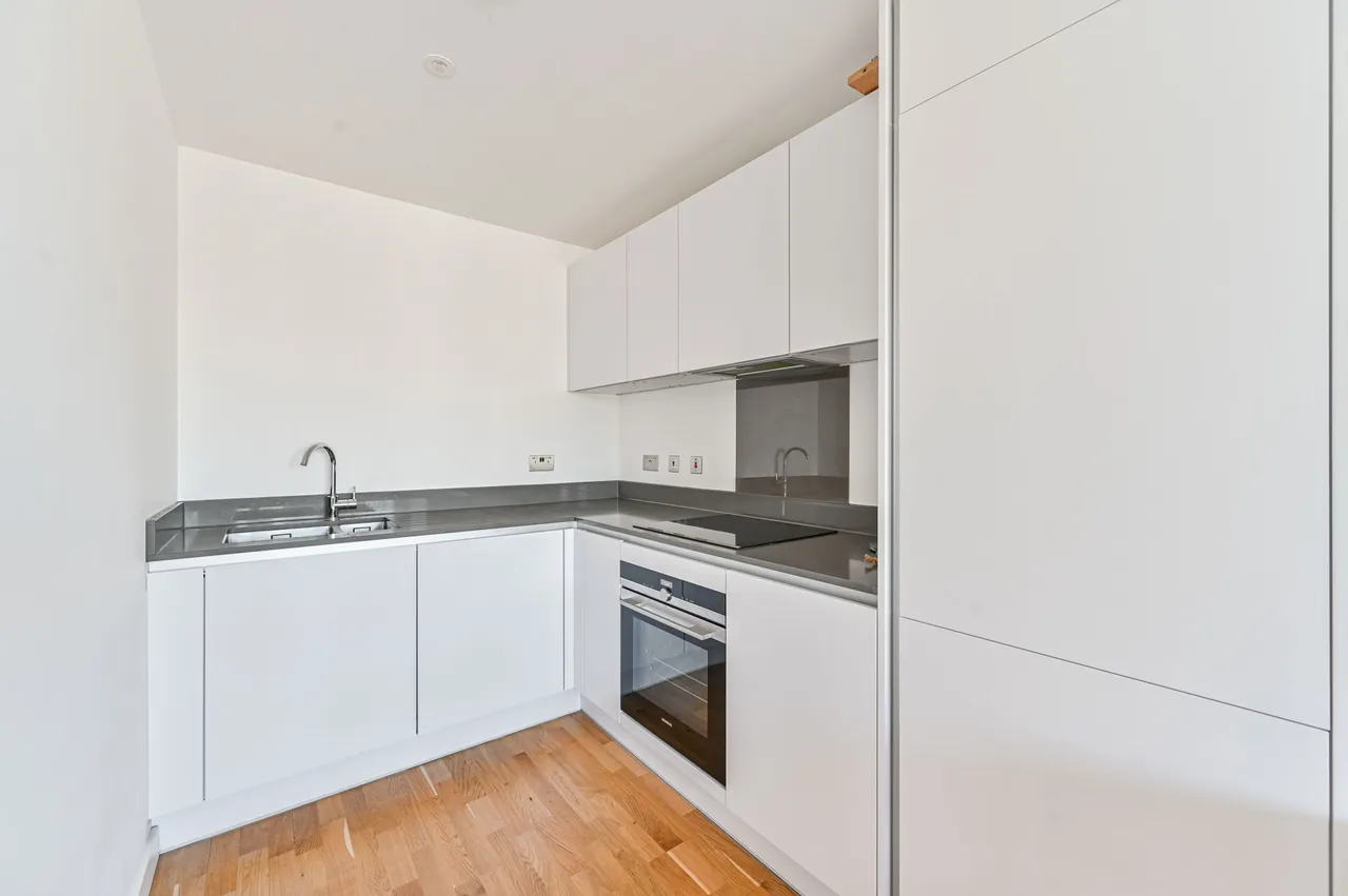 Flat 503, 14 Hawthorne Crescent, London, photo 4