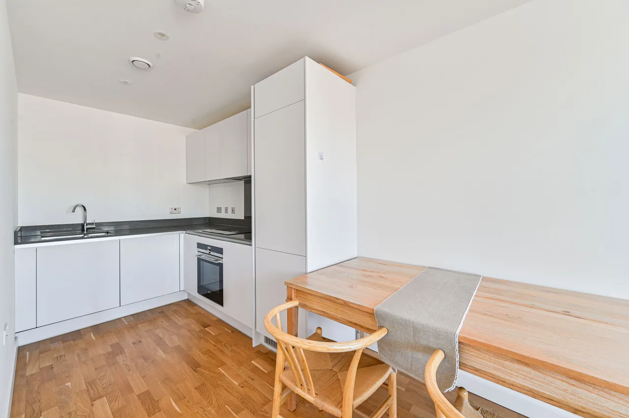 Flat 503, 14 Hawthorne Crescent, London, photo 3