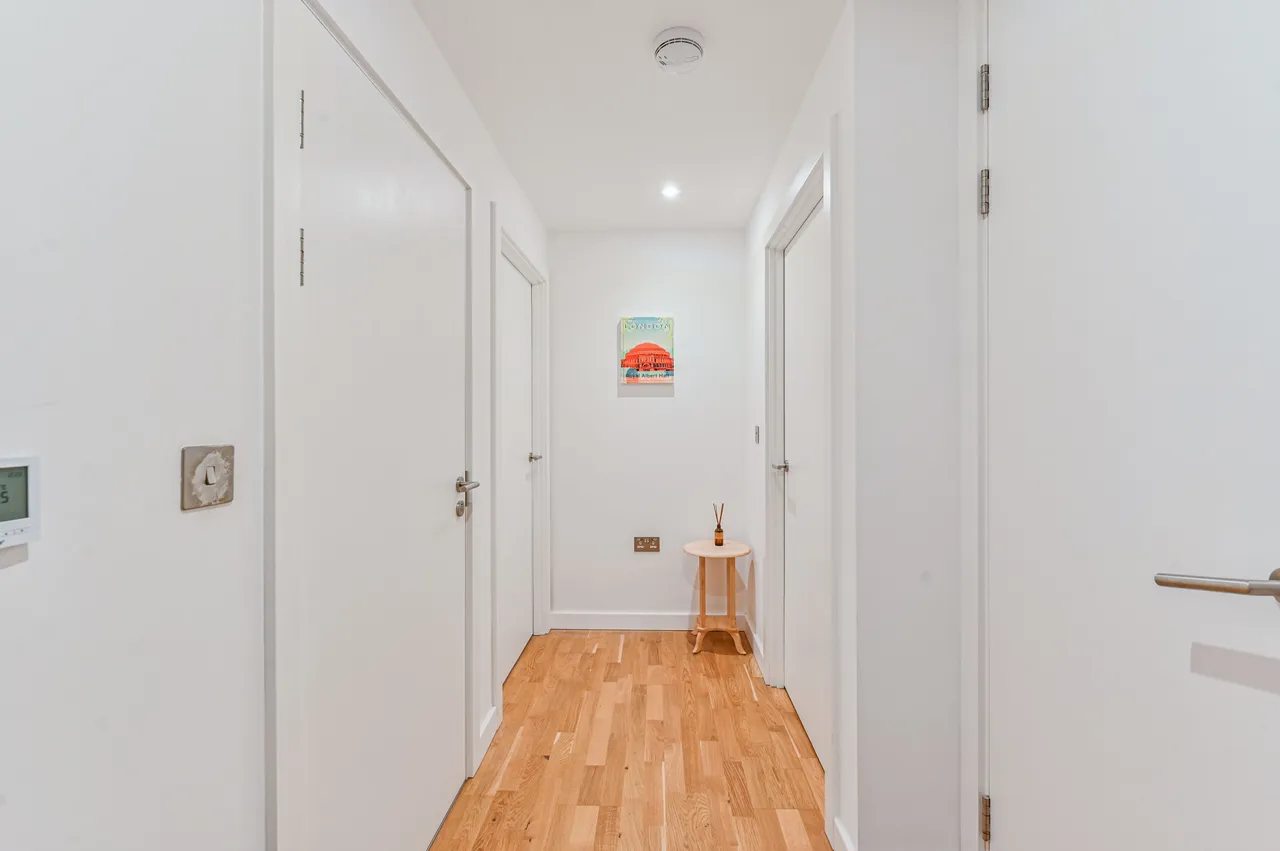 Flat 503, 14 Hawthorne Crescent, London, photo 9