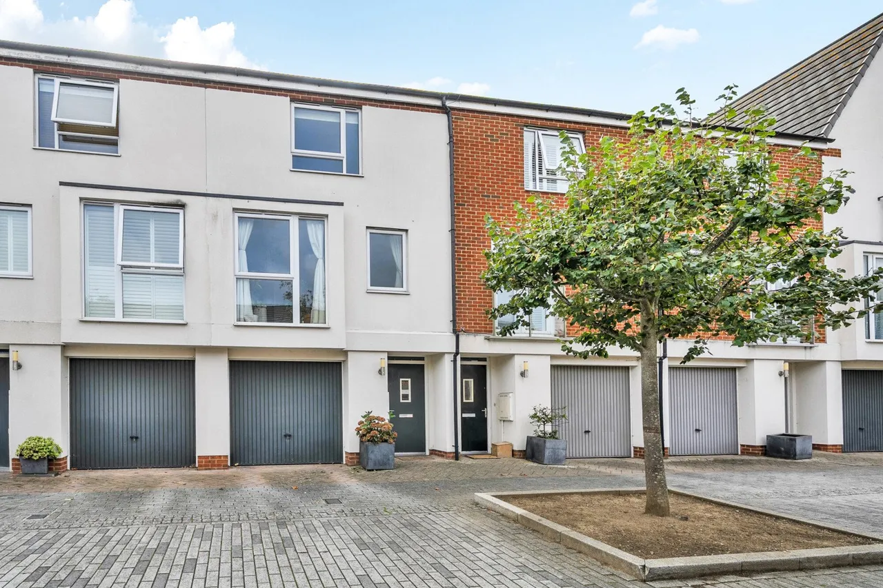3 bed house for sale — Alcock Crescent, Dartford, DA1
