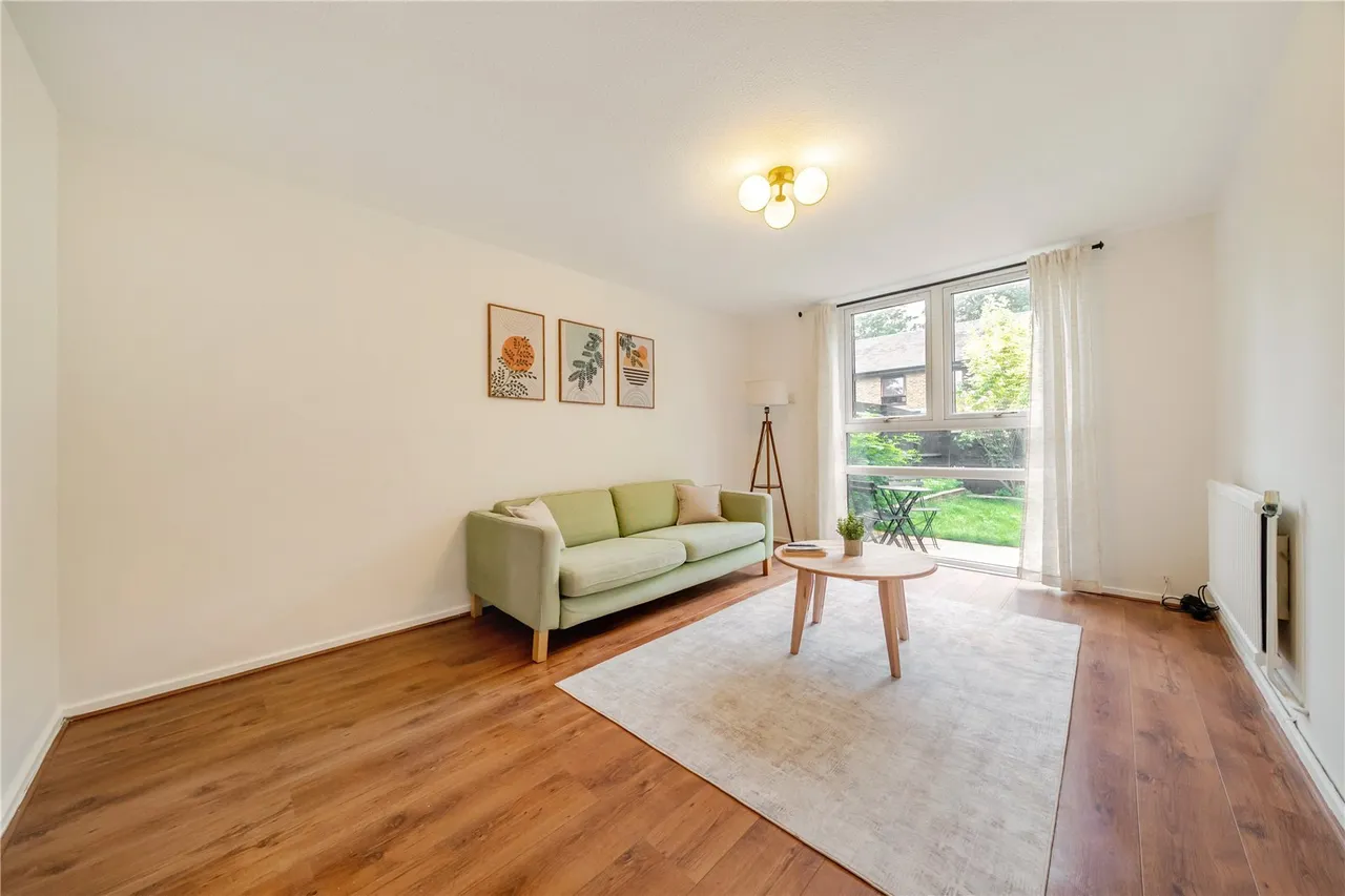 2 bed flat for sale — Manaton Close, SE15