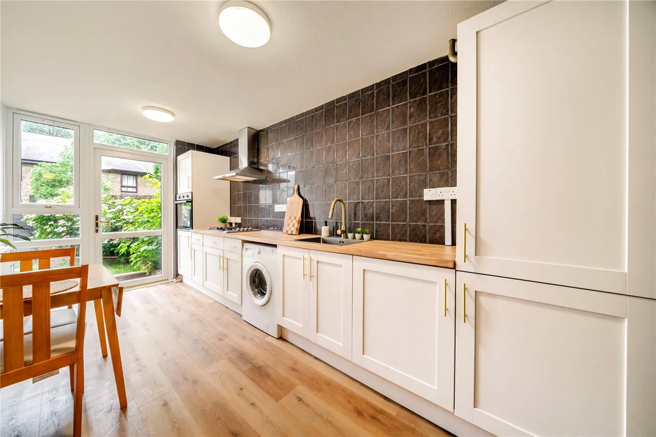 Manaton Close, SE15, photo 2