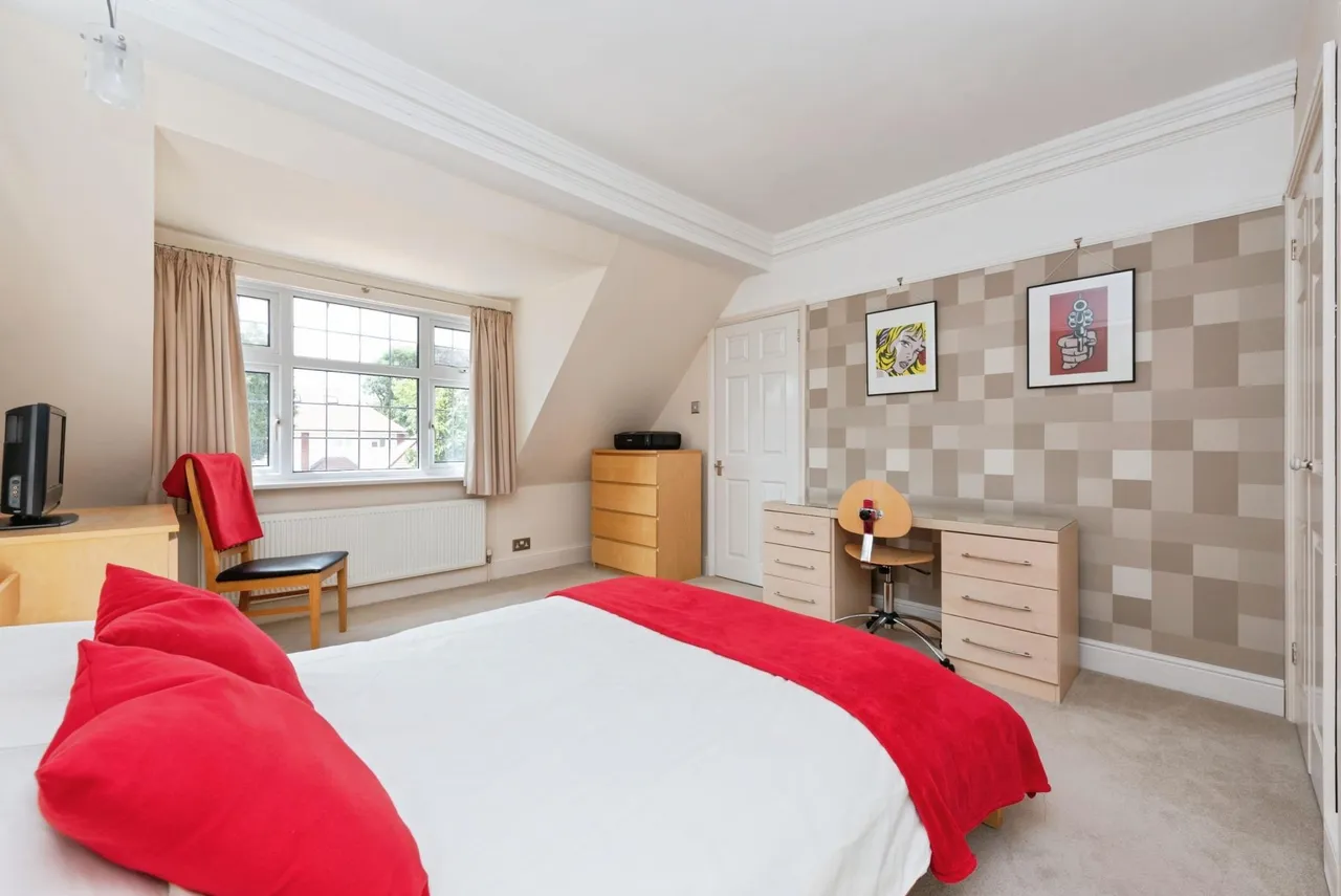 Staines Road, Laleham, TW18, photo 15