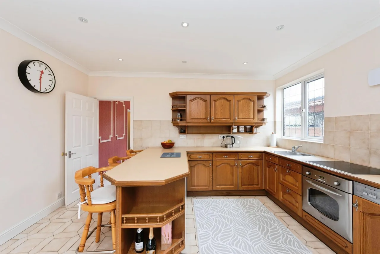 Staines Road, Laleham, TW18, photo 8