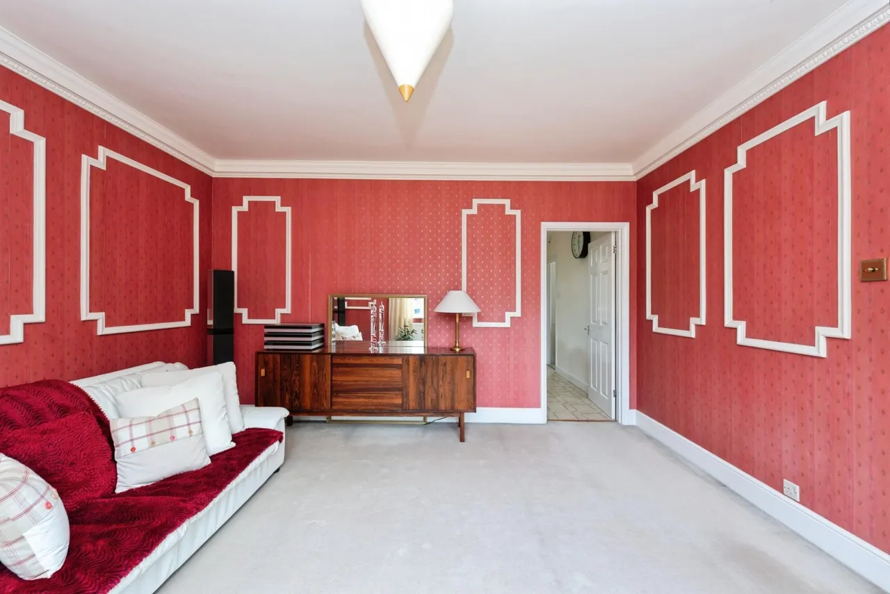 Staines Road, Laleham, TW18, photo 6