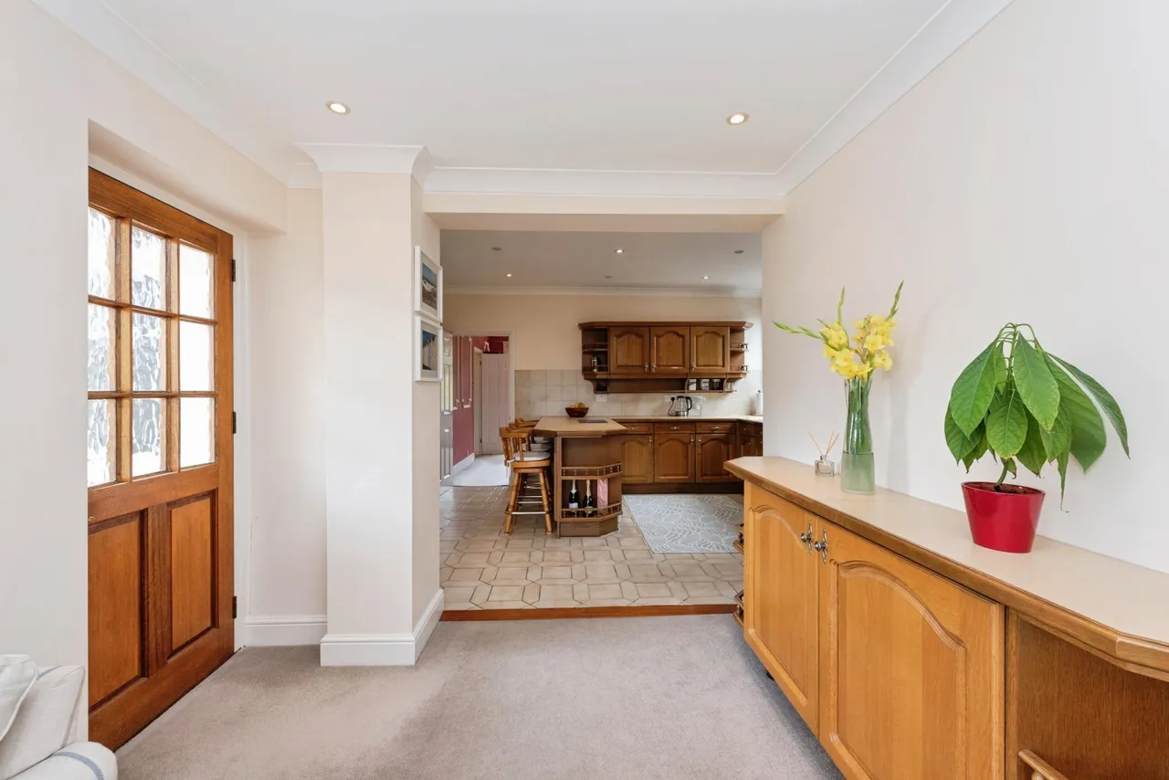 Staines Road, Laleham, TW18, photo 9