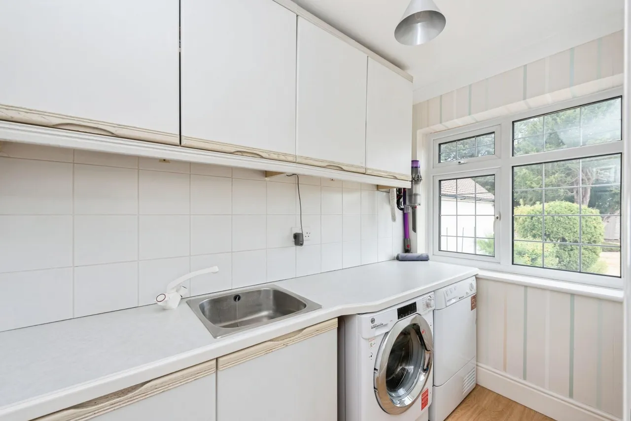 Staines Road, Laleham, TW18, photo 11