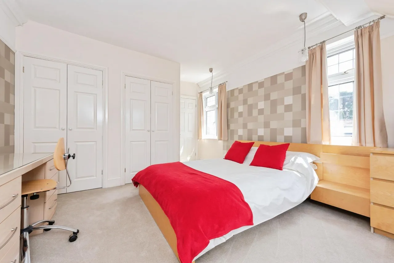 Staines Road, Laleham, TW18, photo 14