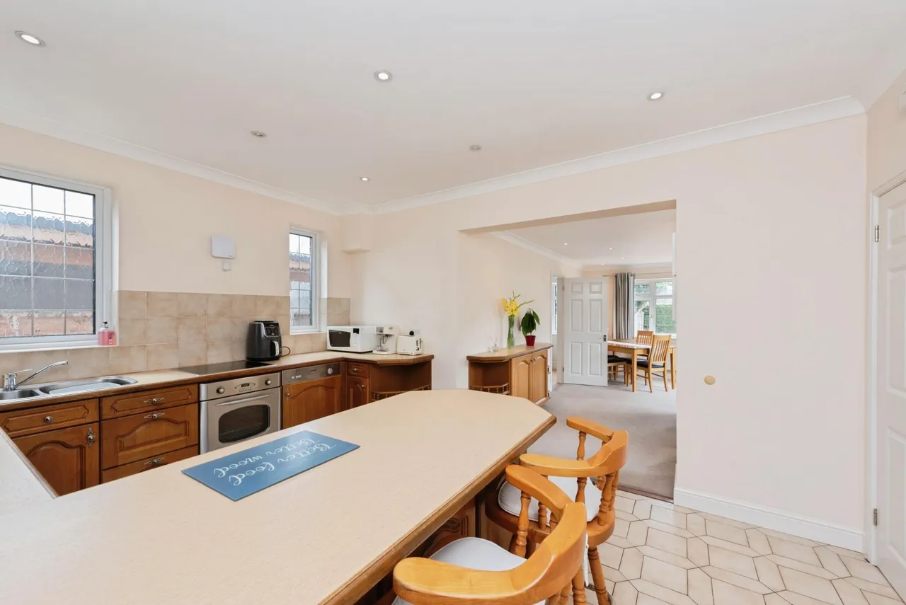Staines Road, Laleham, TW18, photo 7