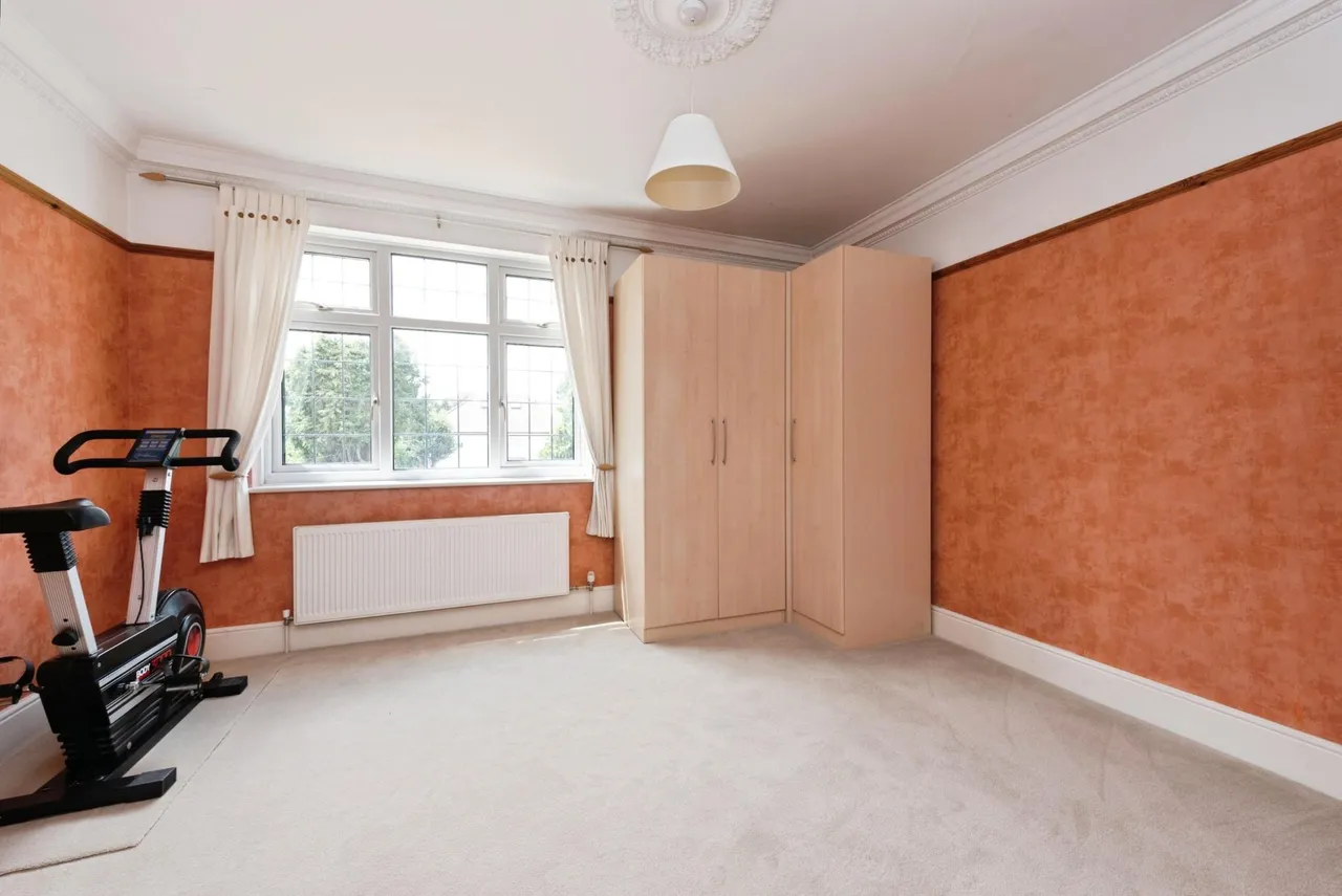 Staines Road, Laleham, TW18, photo 19